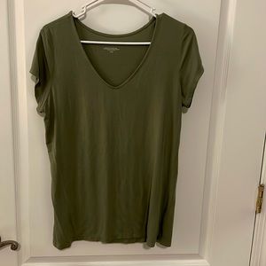 Women’s short sleeve top. Olive green. Size large.